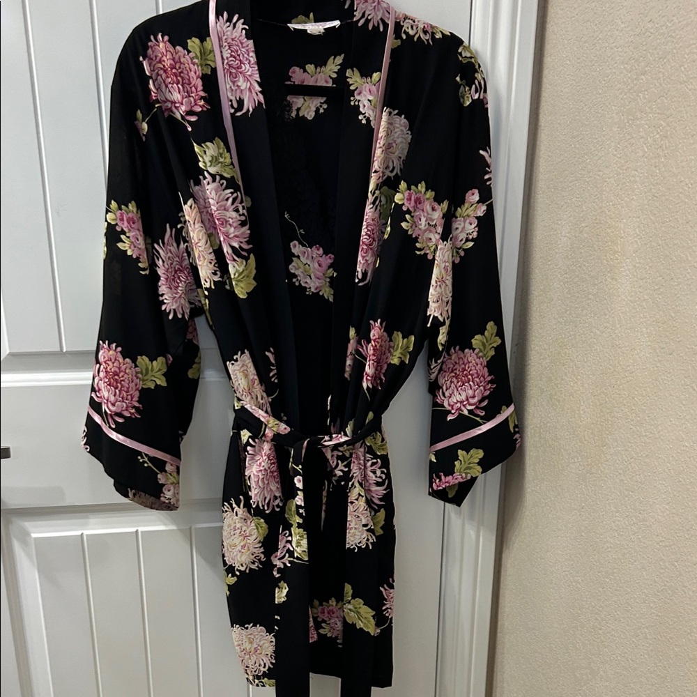 Oscar de la Renta Black Floral Kimono and nightgown, amazing price for this